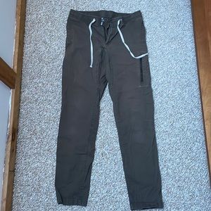 Vuori ripstop drawstring pants, size M with elastic waist. Dark olive green.